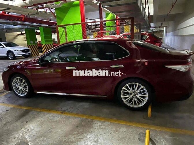 Toyota Camry 2.5Q Đỏ 22856 km