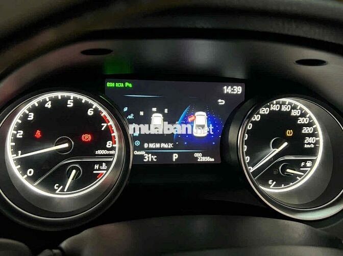 Toyota Camry 2.5Q Đỏ 22856 km