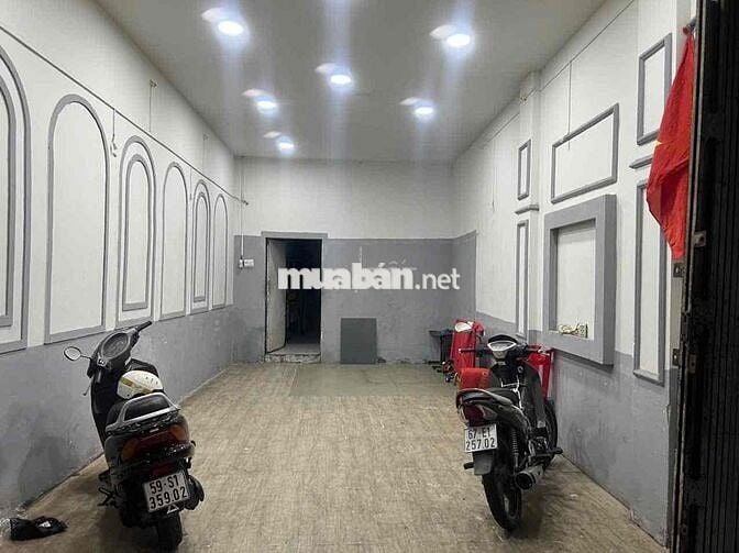 bán nhà ngay chợ Châu Đốc 6ty7 tl