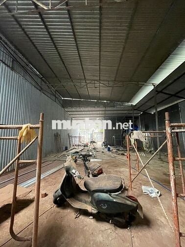 Xưởng cho thuê DT 400m2, có PK, điện 3fa gần chợ đầu mối Hóc Môn