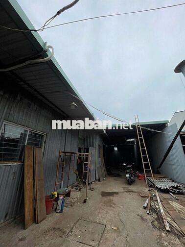 Xưởng cho thuê DT 400m2, có PK, điện 3fa gần chợ đầu mối Hóc Môn
