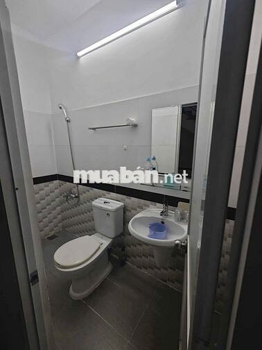 Cho thuê nhà nguyên căn 1 trệt 2 lầu sát PHẠM VĂN ĐỒNG NGAY TECCO TOWN