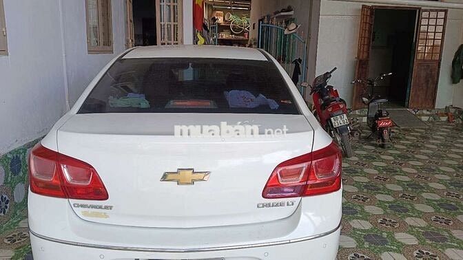 Chevrolet Cruze LT Trắng 5 chỗ