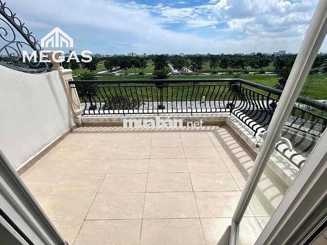 Cho thuê căn hộ trung tâm Vạn Phúc City sầm uất + ban công 15m2