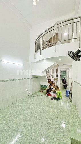 Cho Thuê Nhà Nguyên Căn Quận 1 [Cách Mặt Tiền Chỉ 1 Căn]
