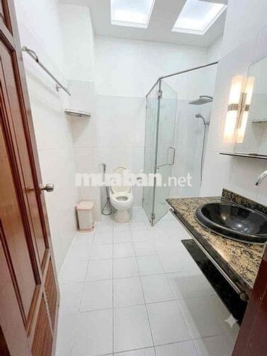 Cho thuê phòng 35m2 ban công, 439 Hòa Hảo Q10 - Gần UEF, Y