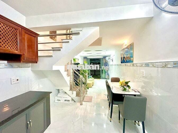 🔥🔥🔥nhà bán sổ hồng 2 lầu, sân thượng🔥🔥🔥