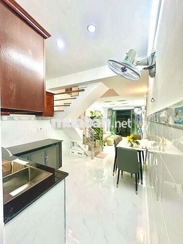 🔥🔥🔥nhà bán sổ hồng 2 lầu, sân thượng🔥🔥🔥