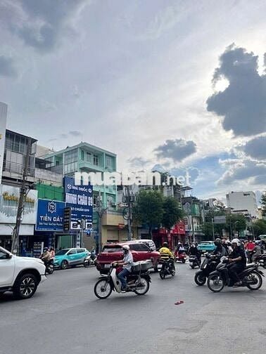 Nhà nguyên căn Đ. Trường Chinh ngay Ngã Ba Đối Diện Chợ Và Trường Học