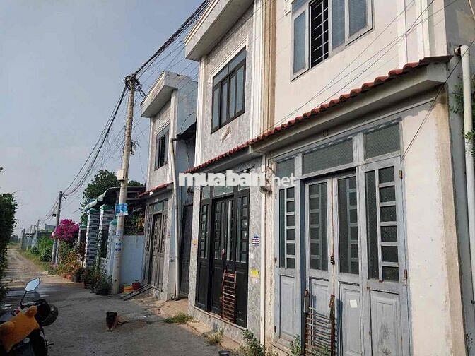 Đường 825 -  KV 4 - cách Công Viên Võ Văn Tần 2Km - Thị Trấn Đức Hoà