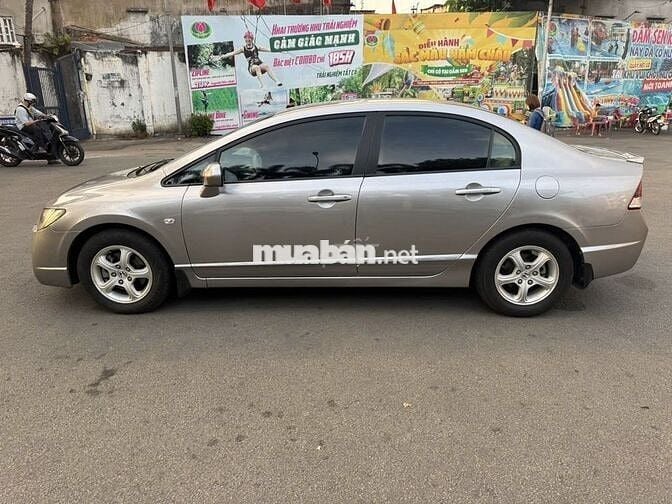 Honda Civic 2009 AT gia đình đang đi