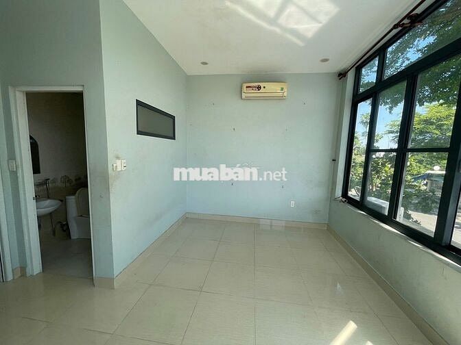 -  Giáp Q7, ĐH Mở, TĐT, RMI , Cửa Sổ Trời, Rộng, Thoáng mát .
