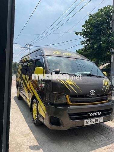 Toyota Hiace Limousine 9 chỗ cả tài xế máy dầu