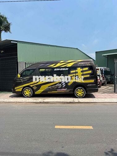 Toyota Hiace Limousine 9 chỗ cả tài xế máy dầu