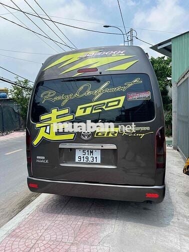 Toyota Hiace Limousine 9 chỗ cả tài xế máy dầu