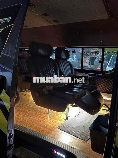 Toyota Hiace Limousine 9 chỗ cả tài xế máy dầu