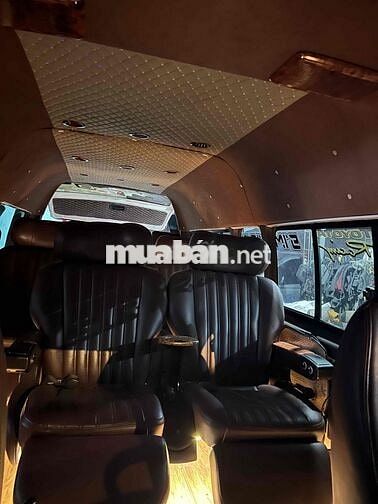 Toyota Hiace Limousine 9 chỗ cả tài xế máy dầu