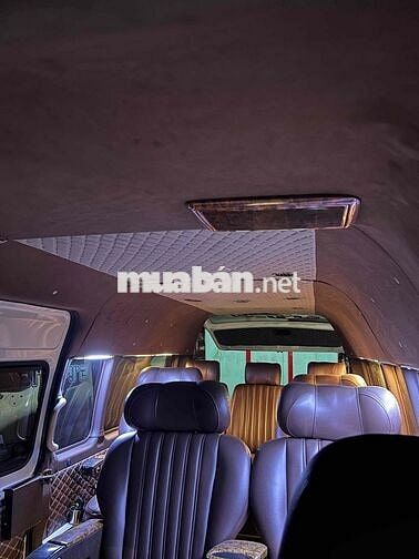 Toyota Hiace Limousine 9 chỗ cả tài xế máy dầu