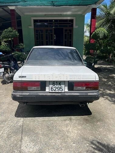 Xe ô tô 5 chỗ màu Trắng