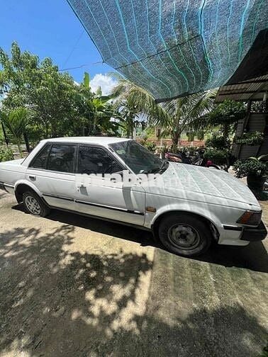 Xe ô tô 5 chỗ màu Trắng