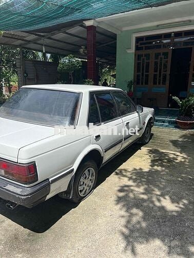 Xe ô tô 5 chỗ màu Trắng