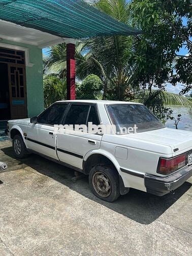 Xe ô tô 5 chỗ màu Trắng