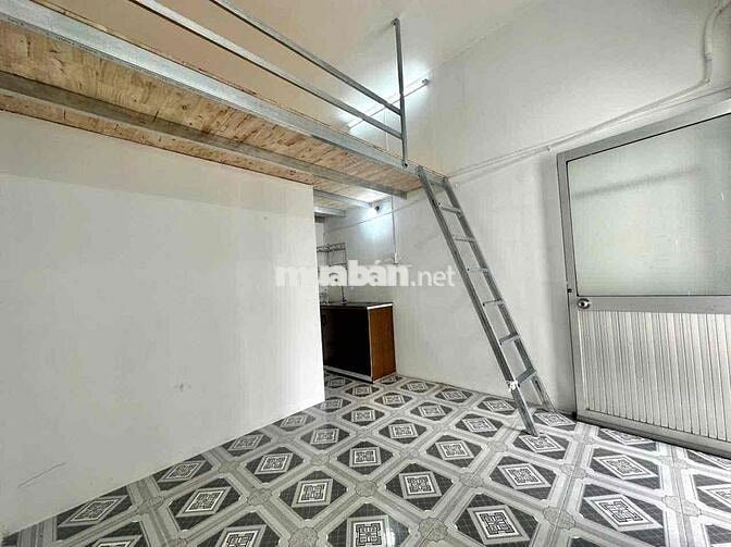 GÁC CAO BAN CÔNG THOÁNG MÁT 2TR8 CÓ MÁY LẠNH NGAY GẦN CÔNG VIÊN ĐẦM SE