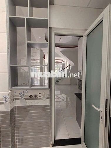 Nhà gần trường THCS Nguyễn Văn Cừ, giá 7 triệu, 1 trệt 1 lầu sân ô tô