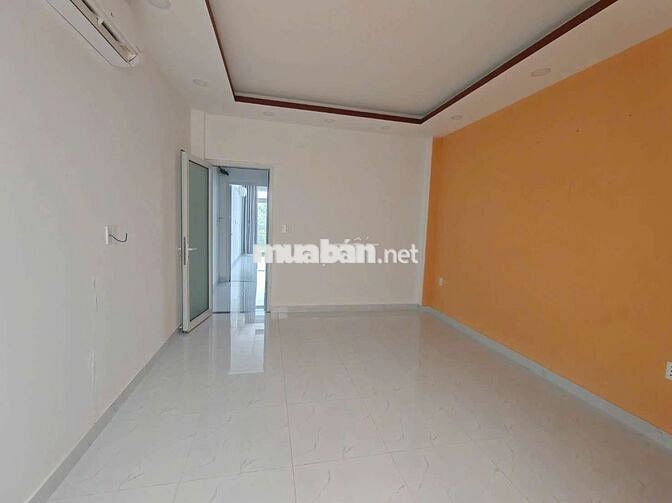 Nhà gần trường THCS Nguyễn Văn Cừ, giá 7 triệu, 1 trệt 1 lầu sân ô tô