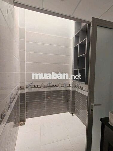 Nhà gần trường THCS Nguyễn Văn Cừ, giá 7 triệu, 1 trệt 1 lầu sân ô tô