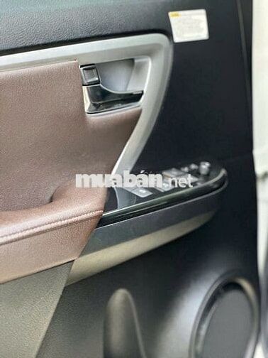 Toyota Fortuner 2.8AT 4x4 2018 Trắng 7 chỗ