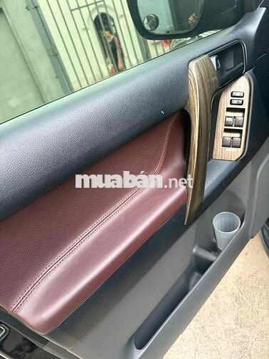 Toyota Land Cruiser Prado 7 chỗ Xăng SUV Đen