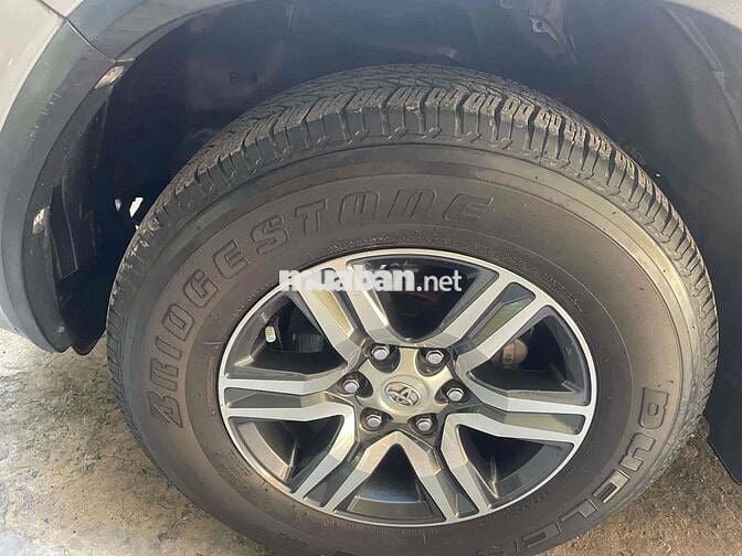 Toyota Fortuner 7 chỗ ghế da màu Xám