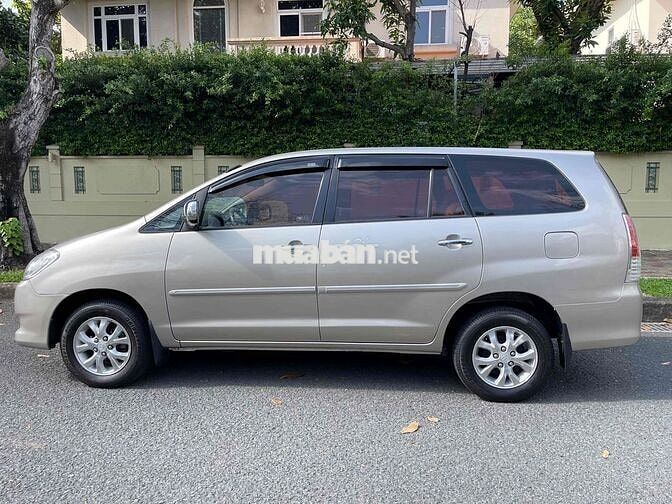 Toyota Innova 8 chỗ Xăng Số sàn Vàng cát