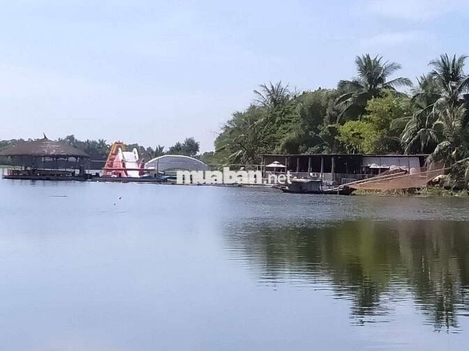 nhà gỗ cổ mặt tiền sông gần KDL sinh thái Tre Việt cực Chiu,thoáng mát