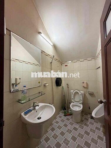 Cho thuê Nhà Nguyên Căn Hẻm Xe Hơi Dakao Quận 1 - sẵn nt cơ bản