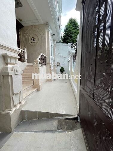 Cho thuê nhà nguyên căn 585/11C Sư Vạn Hạnh. DT: 4,5 x 18m, 3 lầu. H7m