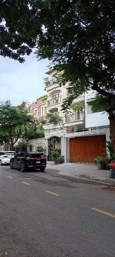Nhà Biệt thự Q2, khu siêu giàu 