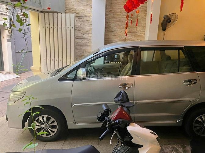 Gia đình cần bán xe Toyota Innova bản 2.0G số tự động SX 2016 