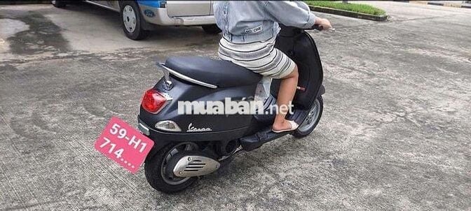 Vespa đen nhám Biển Sài Gòn 
