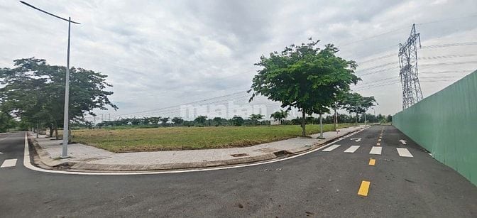 Bán lô đất full thổ cư, SHR, cách Vinhomes Hóc Môn 15 phút