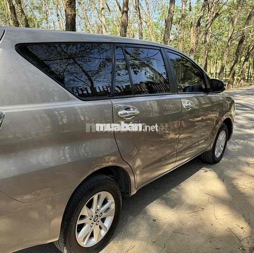 Toyota Innova 2.0E sx2018 Số Sàn đồng ánh kim