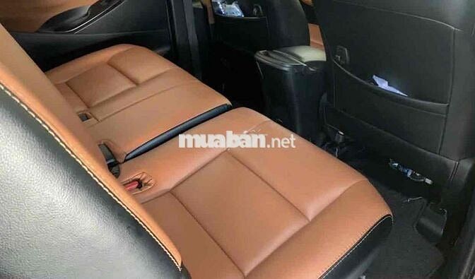 Toyota Innova 2.0E sx2018 Số Sàn đồng ánh kim