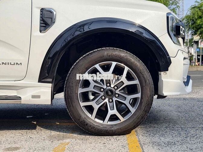 Ford Everest Titanium 4x4 2024 Trắng