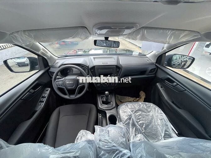 Isuzu Dmax UTZ 825kg màu Đen