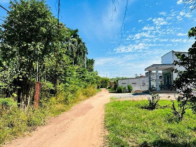 Bán đất xã An Nhơn Tây 1598m2 thổ cư 215m2. Giá bán 4 tỷ.