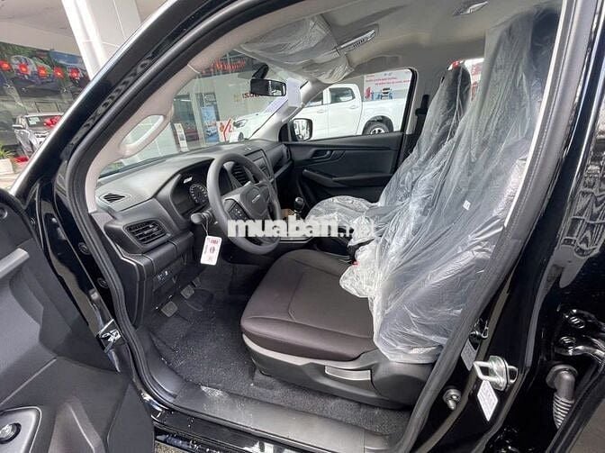 Isuzu Dmax UTZ 825kg màu Đen
