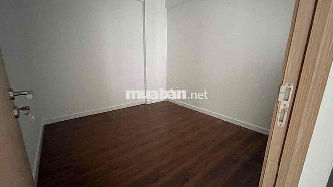 Chính Chủ Cần Bán Căn Hồ Bơi Lầu 8- Hàng đẹp