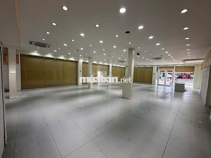 CHO THUÊ NGUYÊN CĂN MT NGAY SÂN BAY. DT: 14X25M. 1 TRỆT - 1 LẦU - ST