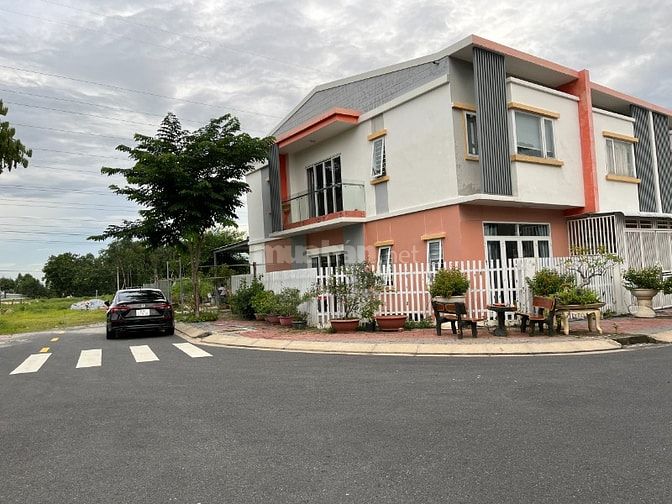 Bán nhà hoàn thiện khu đô thị Ecolake Mỹ Phước, Căn góc thông thoáng